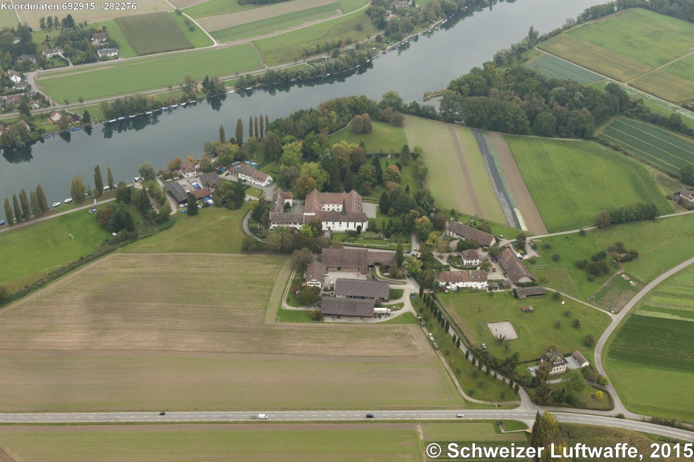 Ehemaliges Klarissinnenkloster Paradies (Position: 2'692'914.75, 1'282'299.83). Die Klarissen sind ein franziskanischer Orden. Klostergründung durch Klara von Assisi um 1250. Definitive Aufhebung des Klosters 1836 durch den Kanton Thurgau und Verkauf an den Diessenhofener Unternehmer Wegelin. 1918 Kauf durch die Georg Fischer AG zum Preis von 300'000 Franken. Restaurierung 1952, Einrichtung einer Eisenbibliothek. - Die Klosterkirche ist die kathol. Pfarrkirche der Gemeinde Schlatt.